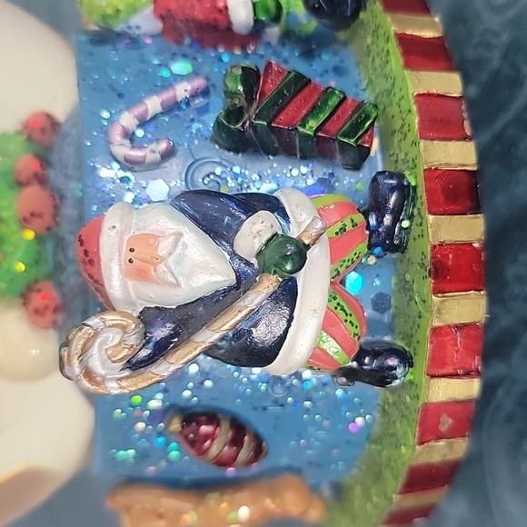 Santa Snowglobe Music "Here Comes Santa Claus" Christmas Folk Art - Picture 5 of 11